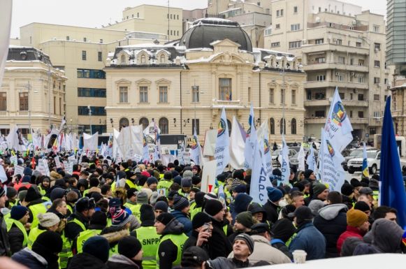 Több szakszervezet tüntet pénteken a salátarendelet és a nyugdíjtörvény ellen