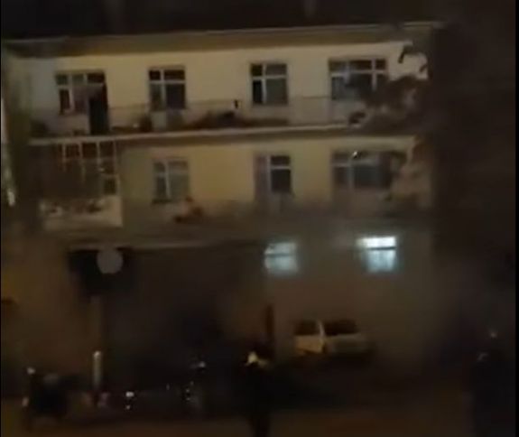 Másodpercek alatt összeomlott egy tömbház (VIDEÓ)