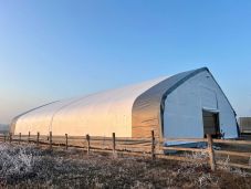 Fedett lovardával bővült a lőrincrévei lovaskomplexum