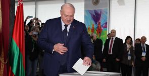 Lukasenko irányítása alatt marad Fehéroroszország