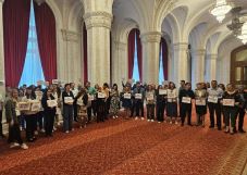 A tervezett elbocsátások miatt tüntetnek a parlamentben