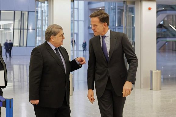 A NATO-főtitkárral tárgyalt a külügyminiszter a fekete-tengeri biztonságról