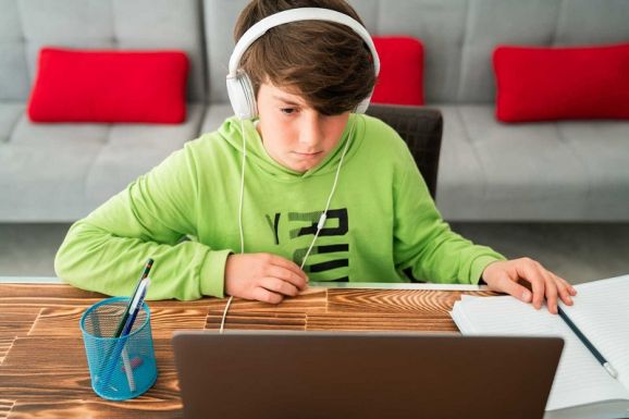 Tanügyminiszter: bizonyos tantárgyakból csak digitális tankönyvek lesznek
