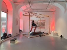 Kirakatfutás: 24 órán át futnak a sepsiszentgyörgyi Magma kiállítótér kirakatában