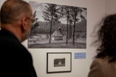 Képekbe zárt haza – Új kiállítás nyílt Székelyudvarhelyen