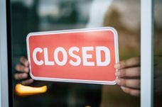 Bezárattak egy kolozsvári üzletet, mert dohányterméket adtak el egy kiskorúnak