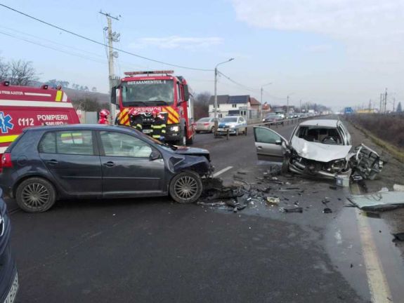 Kolozs megye: két embert kellett kimenteni egy autó roncsai közül