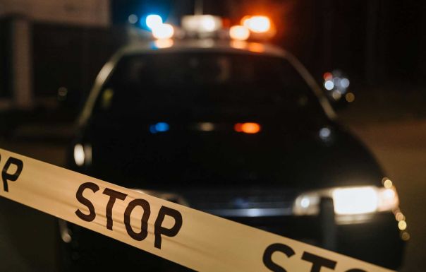 FRISSÍTVE: A nyílt utcán, kislánya szeme láttára lőtte le volt barátnőjét egy férfi