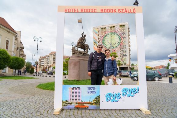 Bye-bye Bodok szálló: bontás előtti fényképezkedés Sepsiszentgyörgyön