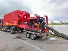 Kilenc megyében küzdenek az áradásokkal a tűzoltók – Több mint száz ember van kitelepítve