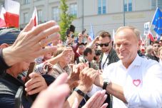 Bizalmi szavazást kezdeményez kormánya ellen Donald Tusk   