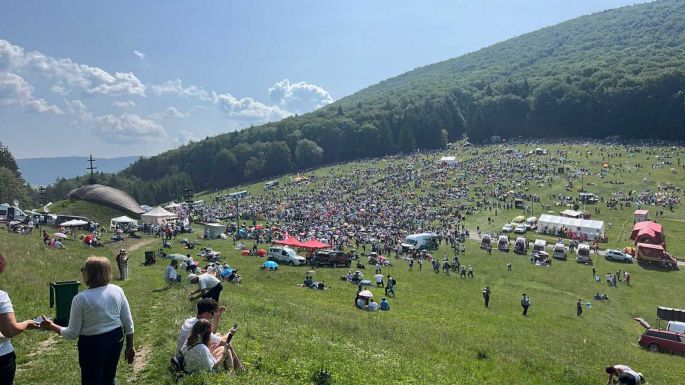 Folyamatosan érkeznek a zarándokok a csíksomlyói nyeregbe (VIDEÓ)