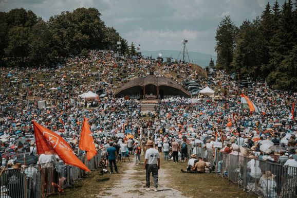 „Nem engedünk a csüggedésnek” – Csíksomlyón voltak a remény zarándokai