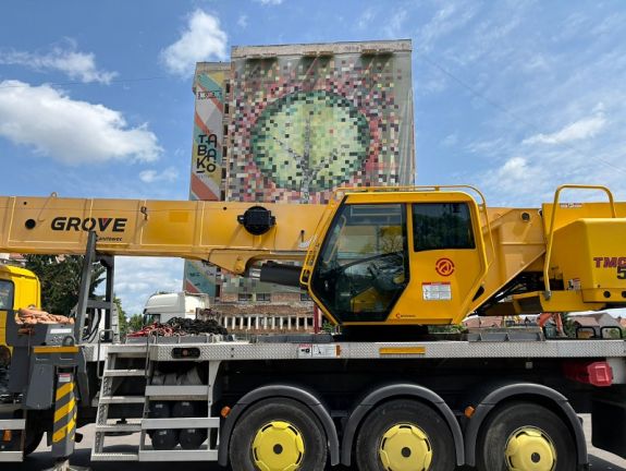 Megérkezett az „épületzabáló”: óriásgéppel bontják a sepsiszentgyörgyi Bodok szállót (VIDEÓ)