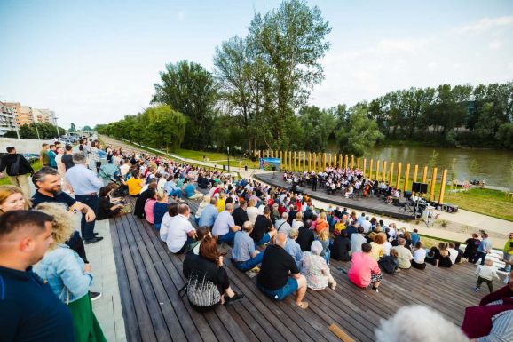 Átadták a felújított Szamos-parti sétányt Szatmárnémetiben