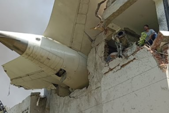 FRISSÍTVE: Lezuhant egy Londonba tartó repülőgép Indiában – több mint 200 utas volt a fedélzetén (VIDEÓ)