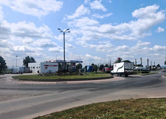 Új közlekedésbiztonsági fejlesztés Kézdivásárhelyen: földbe süllyesztett villogókat szereltek fel