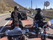 Motorral biztonságosabban – új KRESZ-módosítás segítené a kétkerekűeket