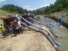 Parajd: tíz szivattyúval védik a Korond-patakot a sótól