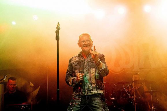 Máréfalva diszpolgára lesz Paksi Endre, majd berobbantják a nyarat