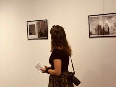 Otthonkeresés képekben – Megnyitották Lőrinczi Inez fotókiállítását Csíkszeredában