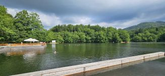 Elkezdődött a strandszezon a 150 éves szovátai Medve-tónál