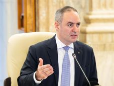 Jövőre is elmaradhat a nyugdíj- és a közalkalmazotti béremelés