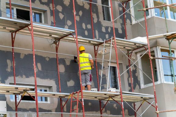 Melegebb otthonok, kisebb számlák: 75 lépcsőházat szigetelnek Sepsiszentgyörgyön