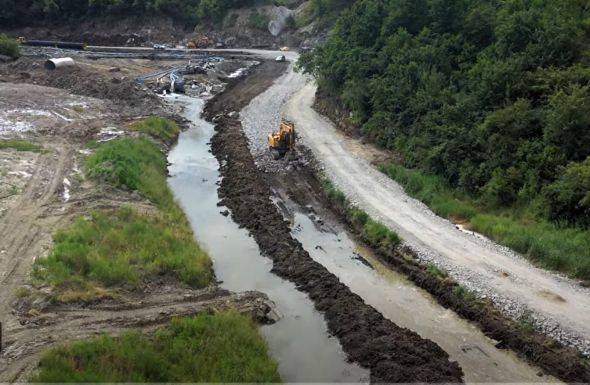 Parajd: Technikai problémák és betonhiány miatt késik a patakelterelési munka