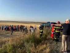 Felborult egy autóbusz – hatvan utas volt a fedélzetén