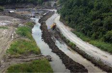 Parajd: Technikai problémák és betonhiány miatt késik a patakelterelési munka