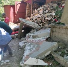 Ráomlott a fal egy házaspárra – a nőt mentőhelikopterrel vitték kórházba