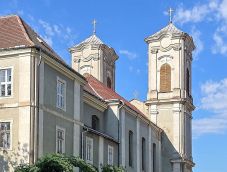 Kilakoltatási felszólítás a kolostor bejáratán – az apát szerint jogi abszurditás