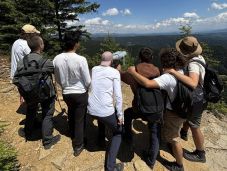 Panorámatávcső az Istenszékén - közelebb kerül a Kelemen-havasok főgerince 