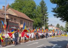 Hazafias rigmusokat skandálva vonultak Marosvásárhelyen az AUR szimpatizánsai (VIDEÓ)