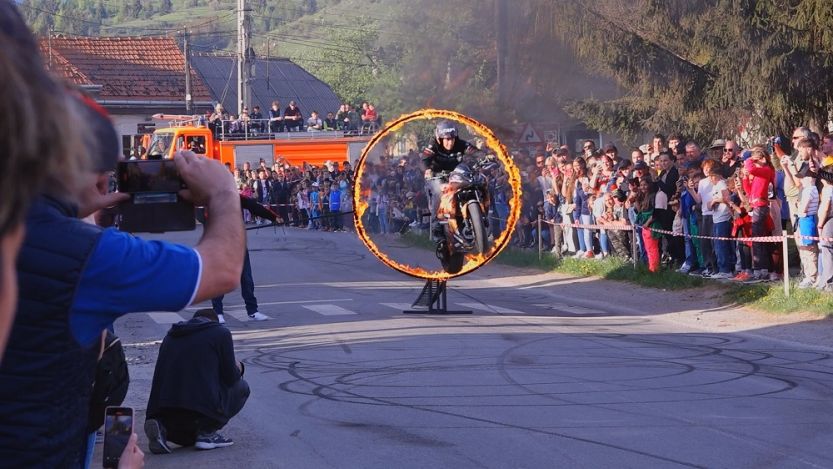 Kaszkadőrök két keréken – kápráztató produkció Csíkszentdomokoson 