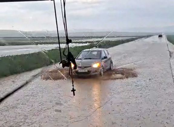Eső nehezíti a Dálnoki-tetőn a közlekedést