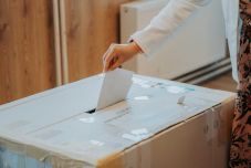 Több szavazókörzetnél elhunyt személyek szerepelnek a választói listákon