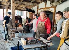 Izzottak a vasak – Tűzi kovácsfogót készítettek a Góbé Kovács Egyesület tagjai Csíkrákoson