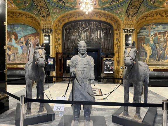 Agyagkatonák a marosvásárhelyi Kultúrpalotában: Kétezer év történelme testközelben