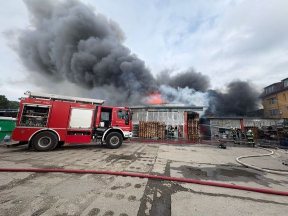 Heves tűz ütött ki egy bukaresti raktárban