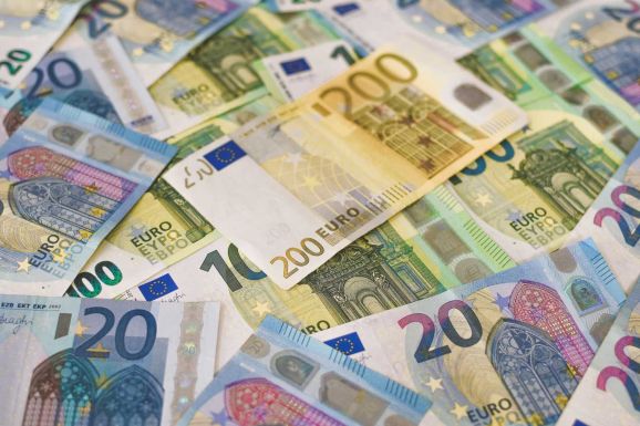 Ismét rekordot döntött az euró árfolyama, három nap alatt a harmadikat