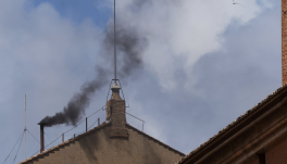 Felszállt a fekete füst: még mindig nincs új pápa