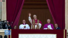 „A feltámadt Krisztus békéje fegyvertelen” – ezek voltak XIV. Leó pápa első szavai a hívekhez