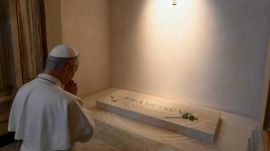 Ferenc pápa sírjánál imádkozott első vasárnapi áldása előtt XIV. Leó (VIDEÓ)