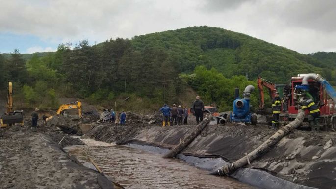 Napok óta tart a küzdelem Parajdon – éjjel-nappal dolgoznak a víz elvezetésén (VIDEÓ)