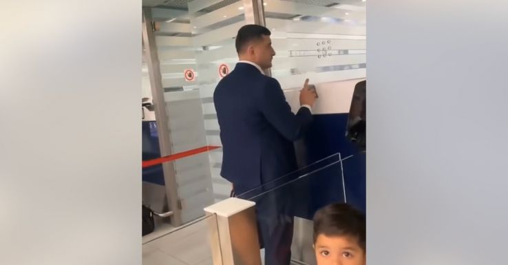 „Hé, te – nekem nincs időm!” – durván faragatlanul viselkedett George Simion a repülőtéren (VIDEÓ)