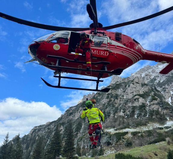 Helikopterrel hoztak le négy külföldi turistát a Bucsecs-hegységből