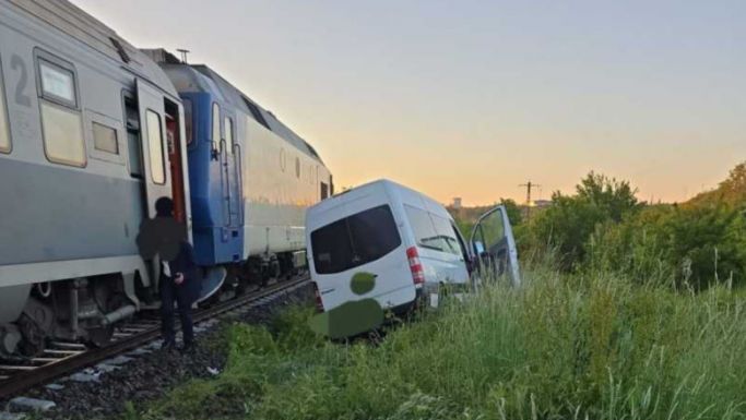 Baleset: vonattal ütközött egy 11 személyt szállító kisbusz