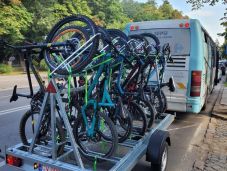 Ismét bicikliket buszoztatnak Sepsiszentgyörgyről Sugásfürdőre